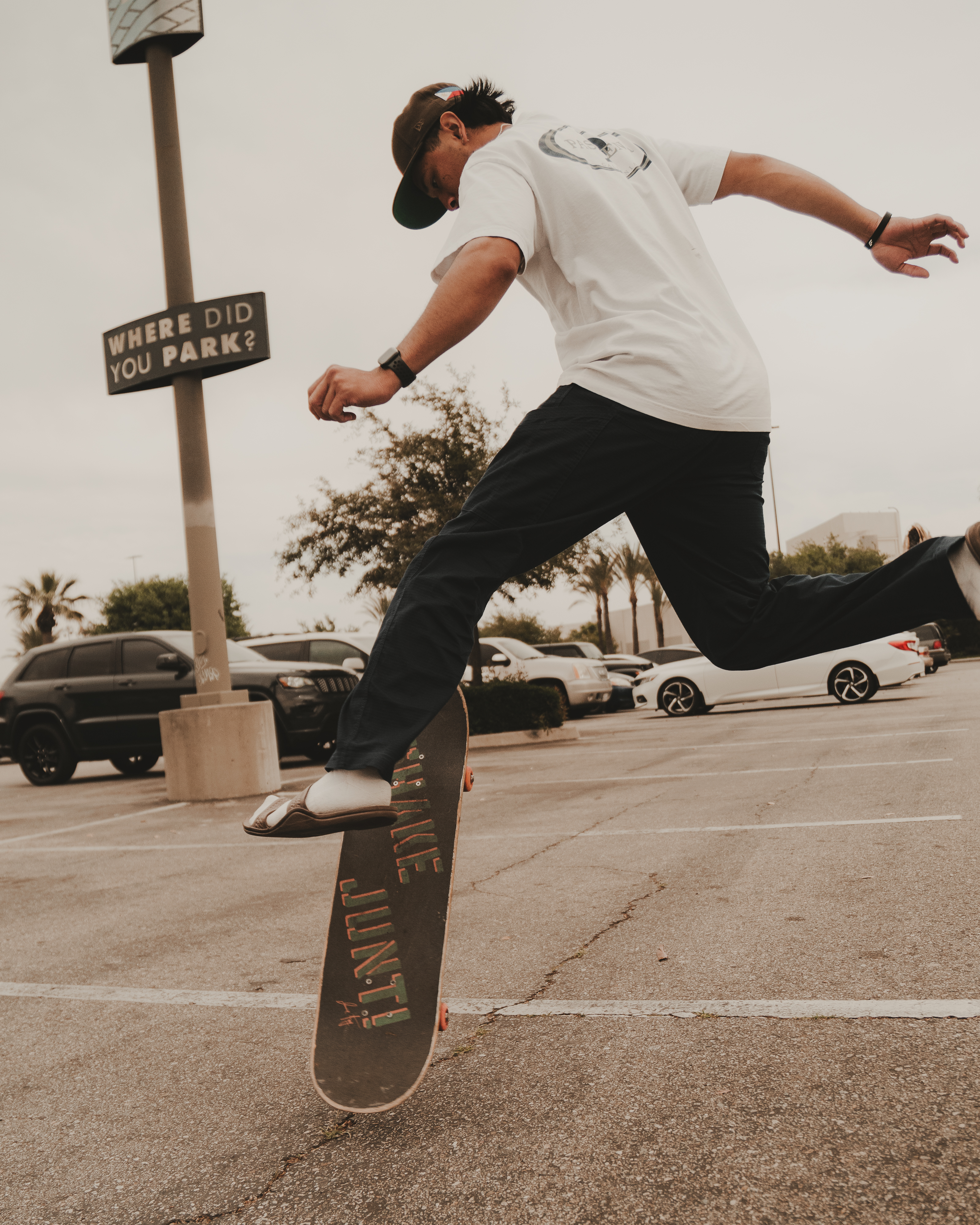 Skateboarder kickflip
